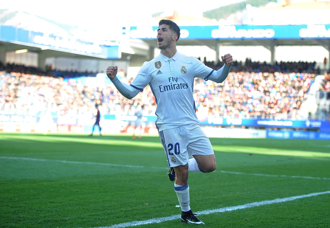 Benzema, en otra acción posterior, inició un contragolpe, en el que James disparó, el balón golpeó en el poste, y Marcos Asensio aprovechó el rechace para marcar el 0-4.