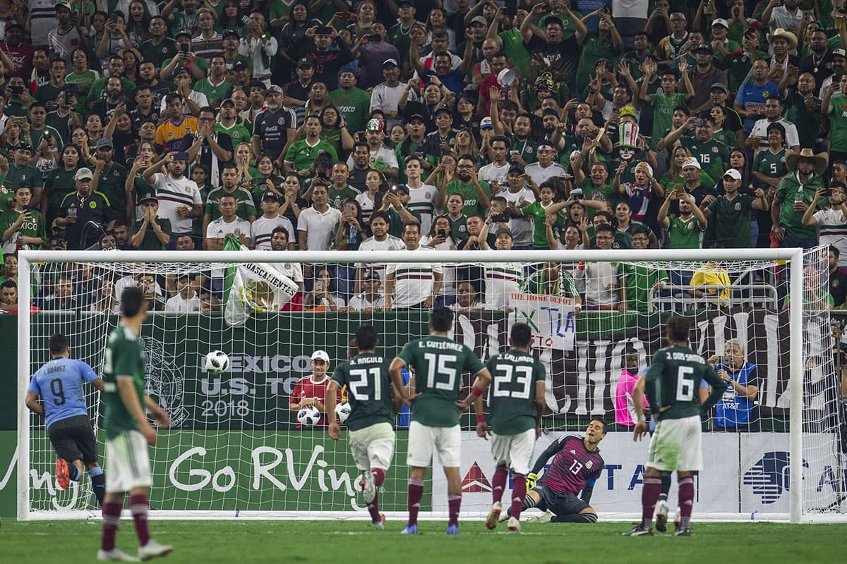 Un penal "a lo Panenka" se convirtió en el 3-1 para los Sudamericanos, una auténtica obra de arte de Luis Suárez al minuto 41.