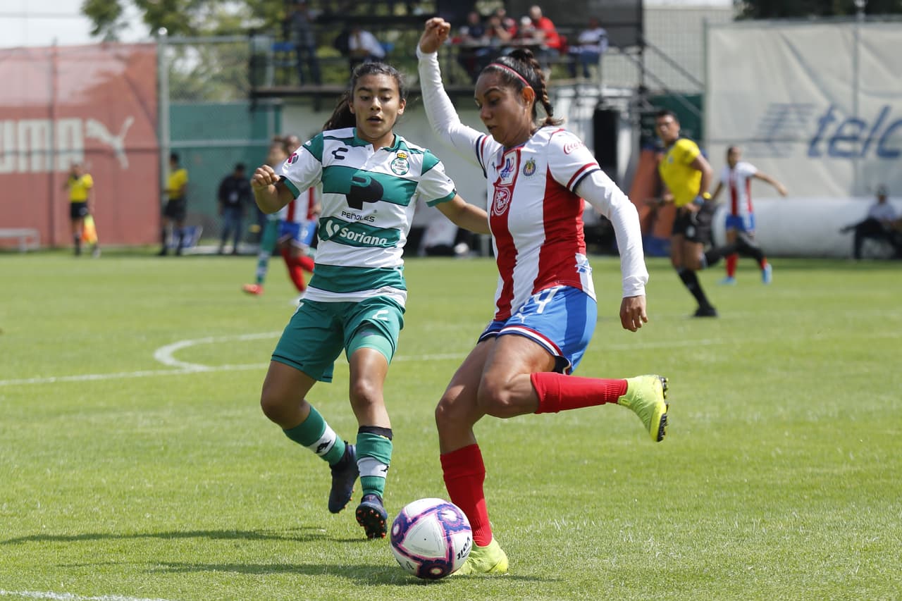 Con hat-trick de Estela Gómez, las de Torreón vencieron a las Chivas en Guadalajara 2-3; Dania Pérez y María Guadalupe Velázquez descontaron por las locales.