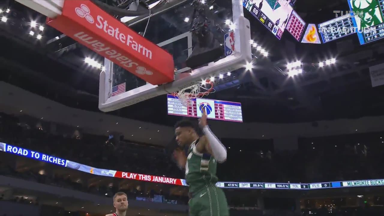 ¡Destroza el aro! Giannis queda solo en la pintura y hace la clavada