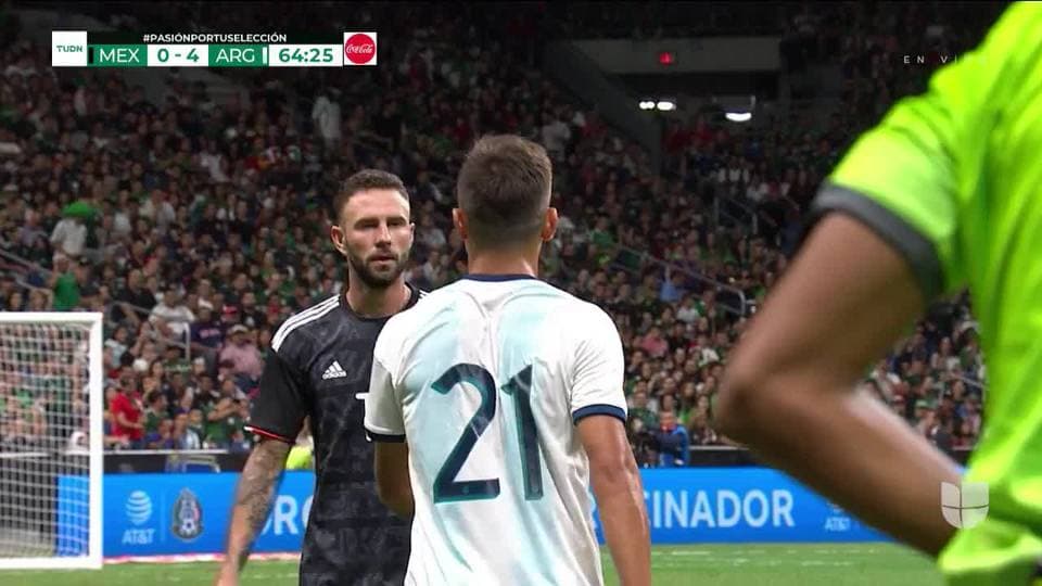 Tiro desviado de Paulo Dybala