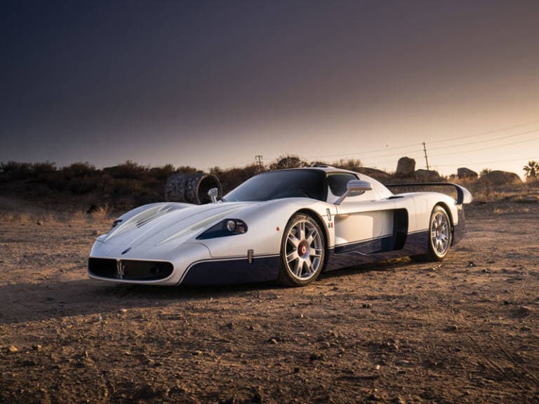 Sólo se construyeron 50 unidades del Maserati MC12 y Neymar Jr tiene uno en su poder.el auto casi invaluable, resultaría una inversión a futuro. Cuenta con un motor atmosférico de arquitectura V12, 6,0 litros y 632 CV. Este bólido alcanza los 330 km/h.
