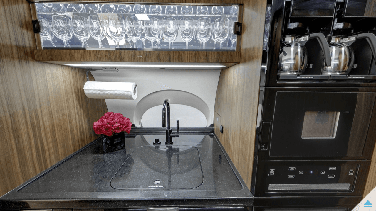 Se informa que Kim gastó hasta $ 150 millones en el avión, incluidas todas las personalizaciones.