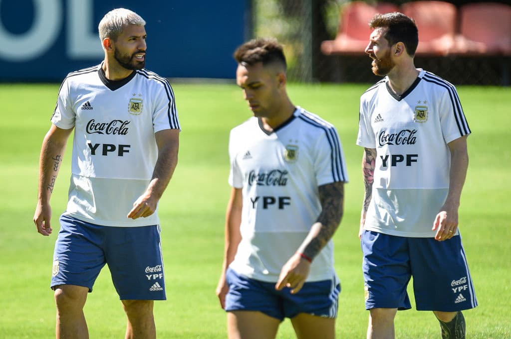 La Selección de Argentina se entrenó de cara a su partido ante Paraguay, a la que se enfrentará este miércoles en el Estadio Mineirao con la imperiosa necesidad de resarcirse tras un atroz debut en la Copa América ante Colombia que resultó en derrota por 2-0. Las expresiones de Lionel Messi y compañia reflejaron el sentir, el ánimo en el vestidor de la albiceleste. Las gesticulaciones durante la conferencia de prensa de Lionel Scaloni, entrenador argentino, reafirmaban el momento tenso que vive su equipo. ¿Podrán mejorar su ánimo?