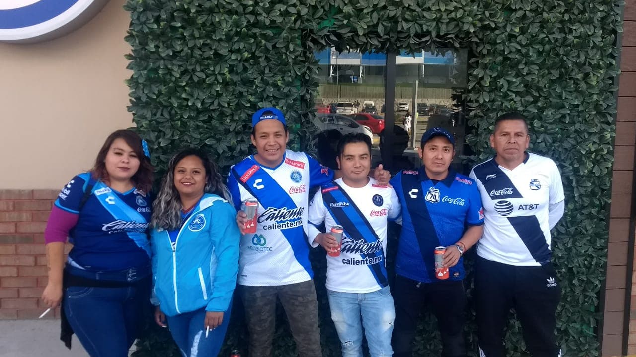 Fanáticos de Puebla en las afueras del Estadio Cuahutémoc previo al juego contra Veracruz.