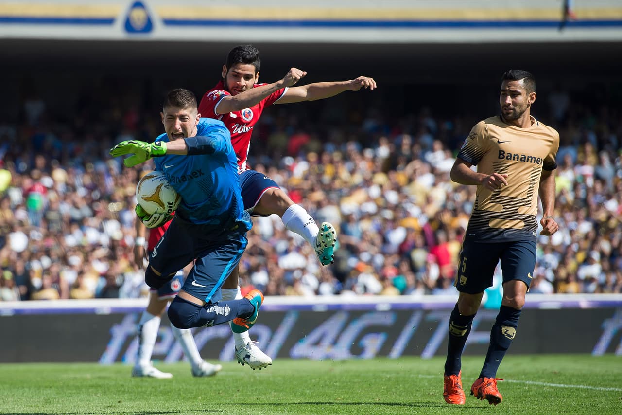La jugada para el olvido corrió a cargo del arquero de los Pumas, que se aventó de manera estrepitosa fingiendo un golpe por parte del jugador de Veracruz y comiéndose minutos valiosos del encuentro.
