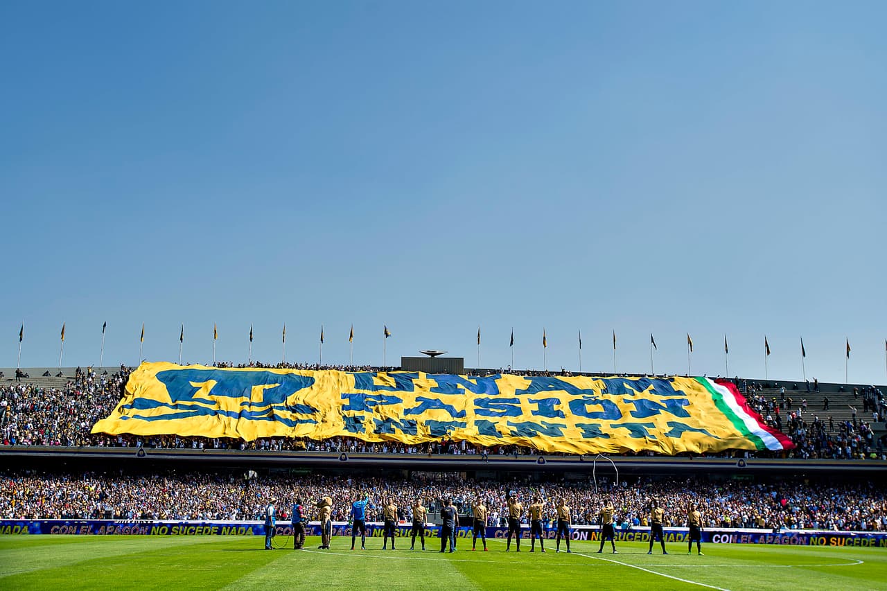 La afición del club de la UNAM que con fuerza y garra alentaron a su equipo, para buscar la victoria después de caer en el puerto de Veracruz por un gol.