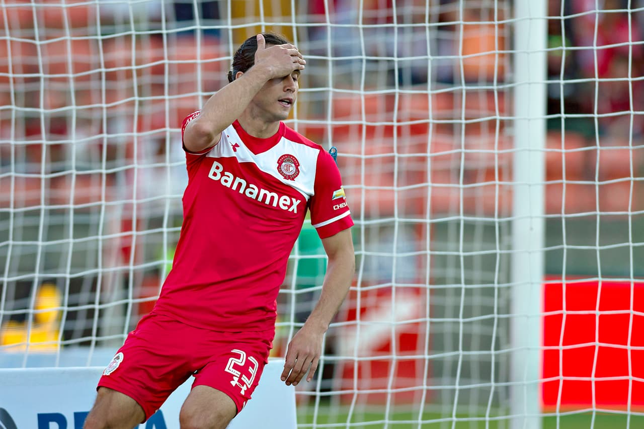 Mala puntería.- Omar Arellano desperdició muchas oportunidades de gol durante el partido, teniendo de las jugadas más claras el delantero mexicano no pudo concretar los pases de sus compañeros.