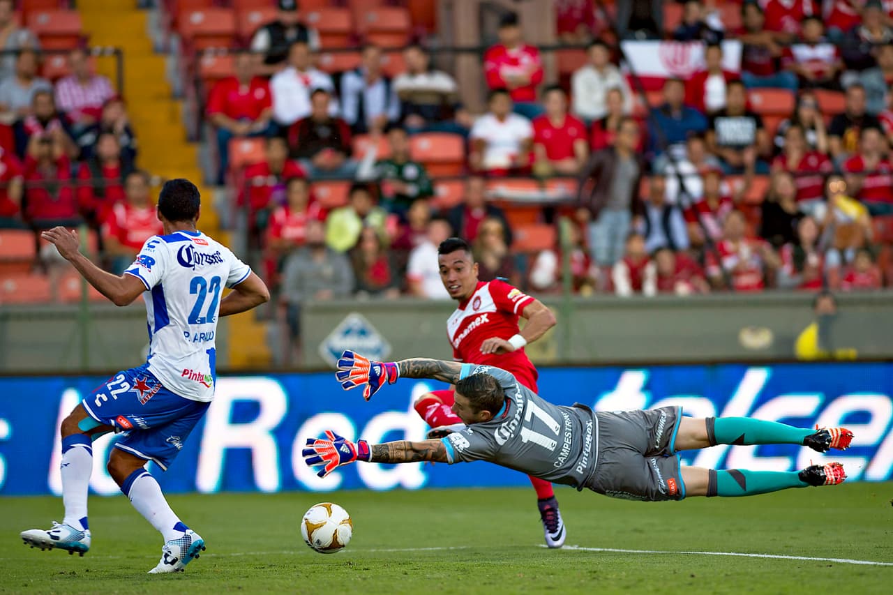 La mala suerte del arquero poblano, ya que tuvo un magnífico partido, pero el gol de Uribe no pudo detenerlo y le pasó por debajo del brazo.