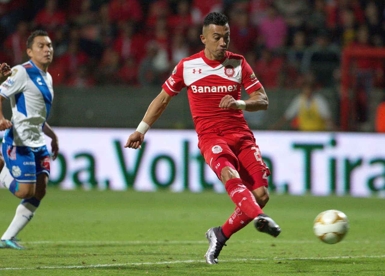 La Figura.- La estupenda recepción de Fernando Uribe en el gol que le dio la victoria y el pase al Toluca a semifinales.