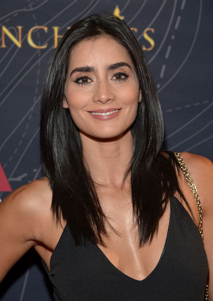 Nuñez inició su carrera en el teatro a la edad de 12 años.