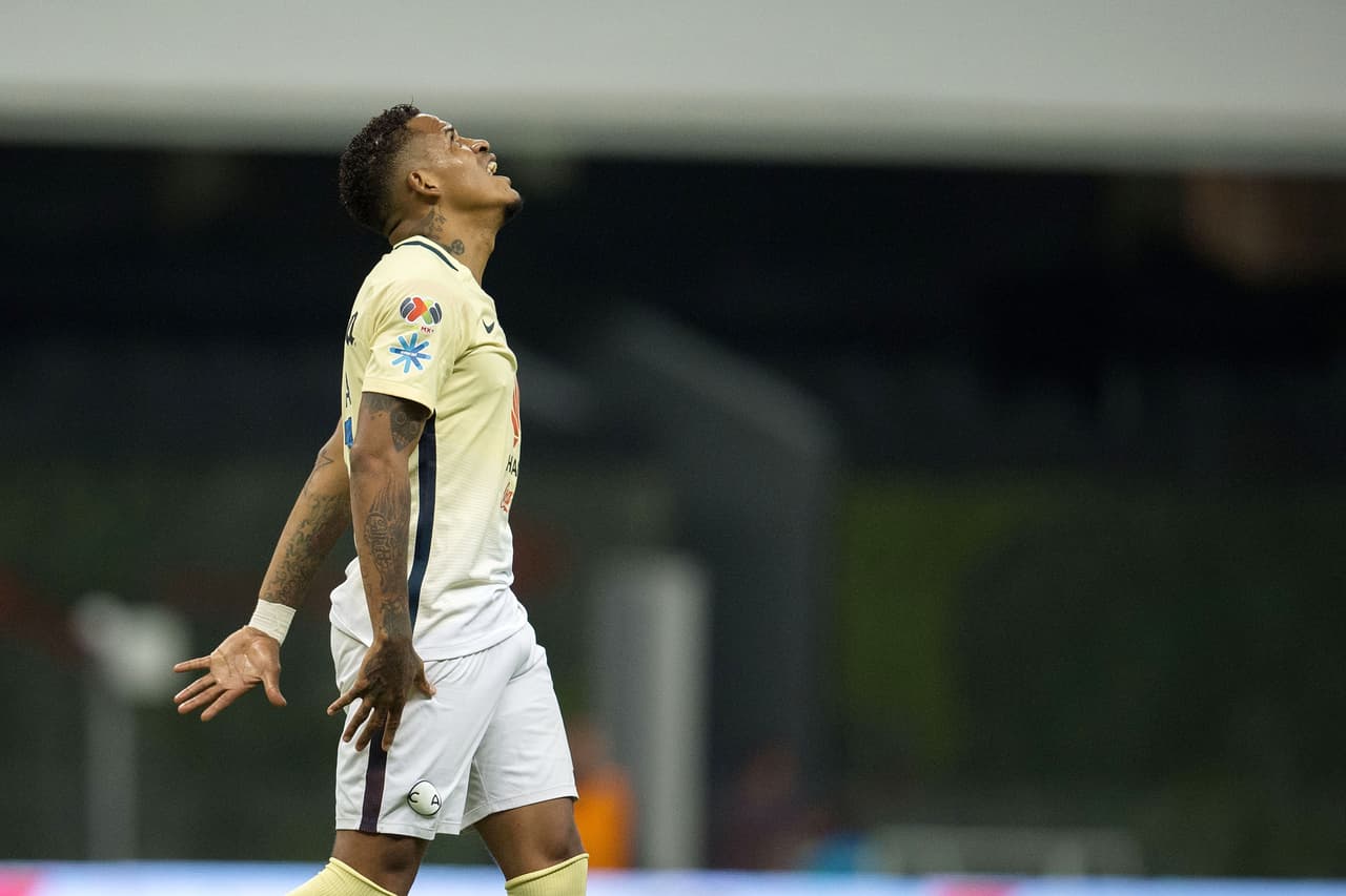 Micky Arroyo se lamenta tras desperdiciar un par de tiros libres en el borde del área. EL balón parado es la especialidad del ecuatoriano.