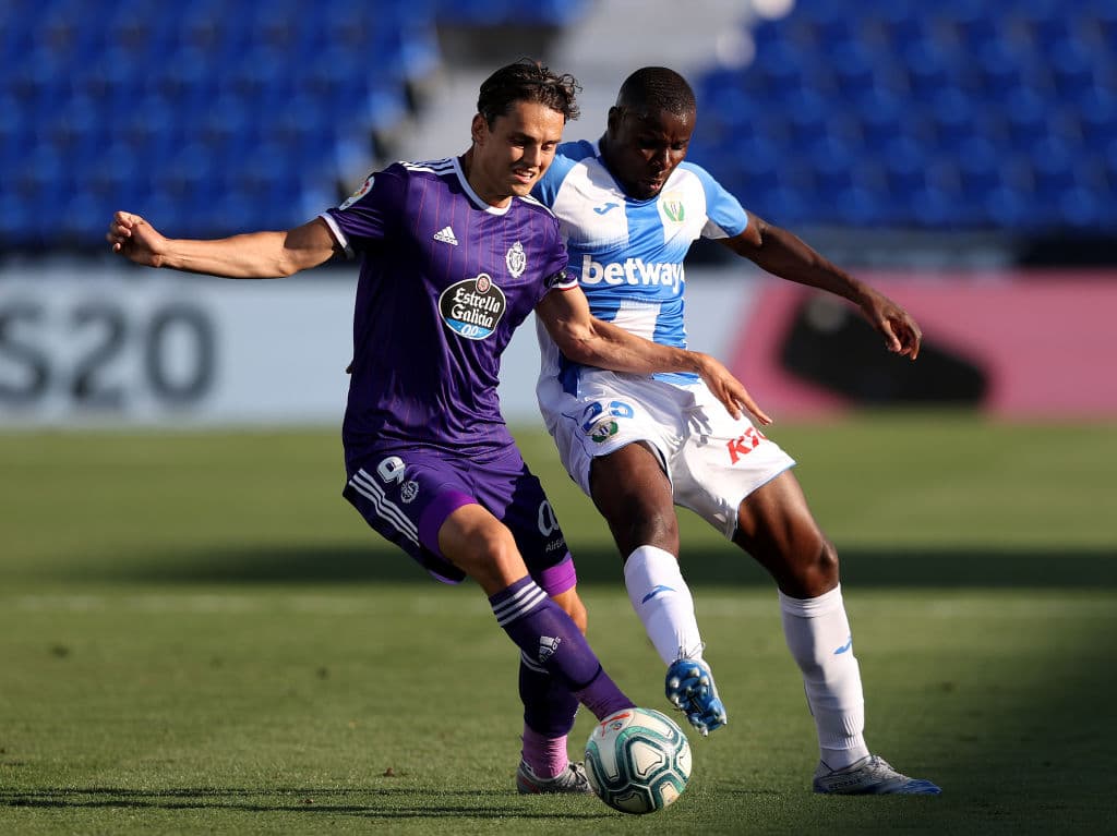 Enes Unal aguanta el balón y en el momento que Ibrahim Amadou lo choqca este se deja caer y consigue la falta.