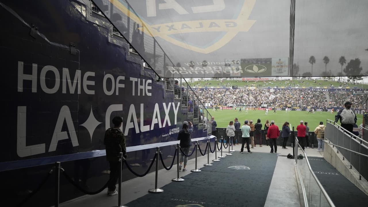 LA Galaxy venció a Nashville 1-0 en Cuartos de Final con gol de Julián Araujo; a Chicharito le anularon un gol.