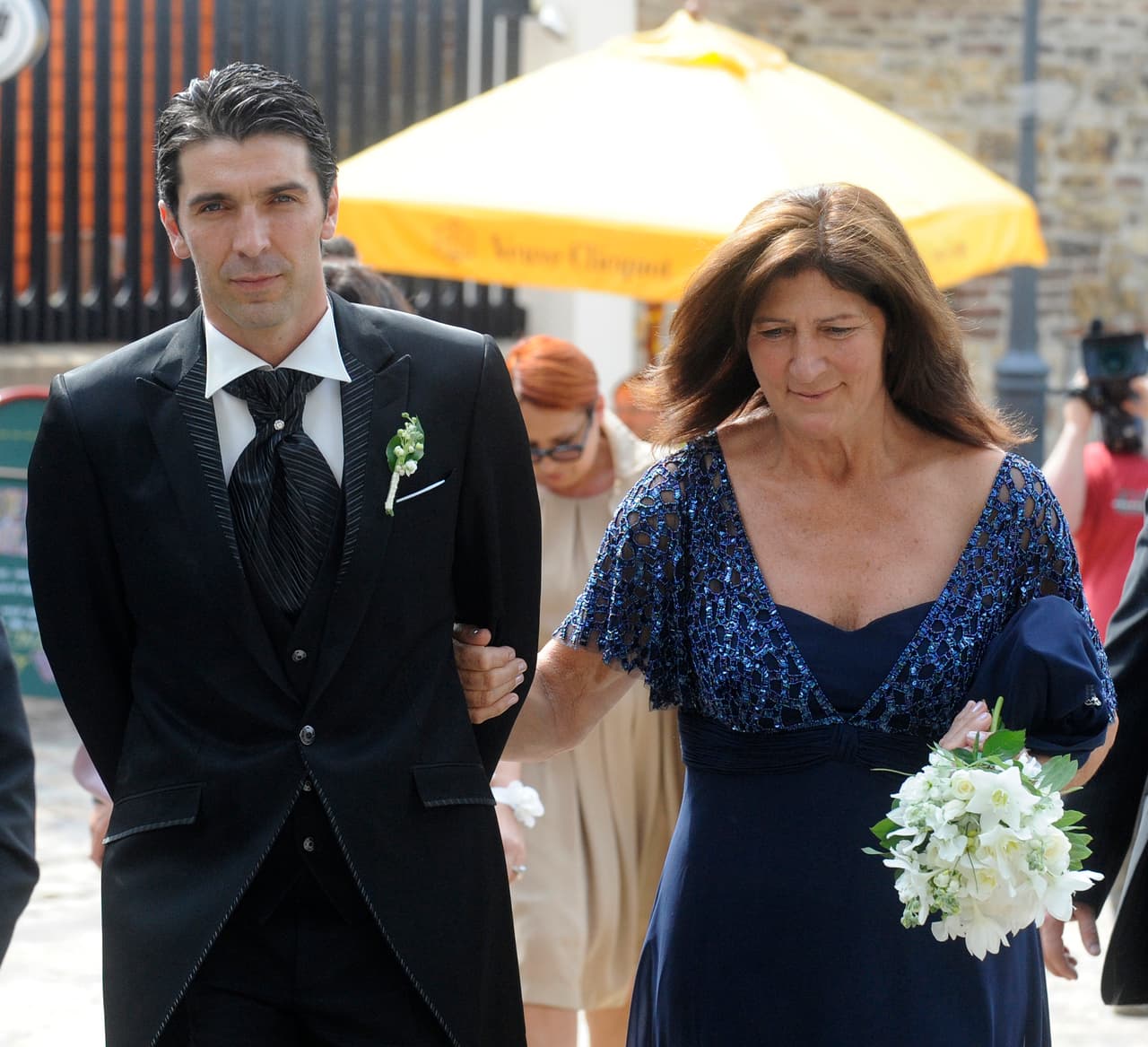 Buffon acompañado por su madre el día de su matrimonio.