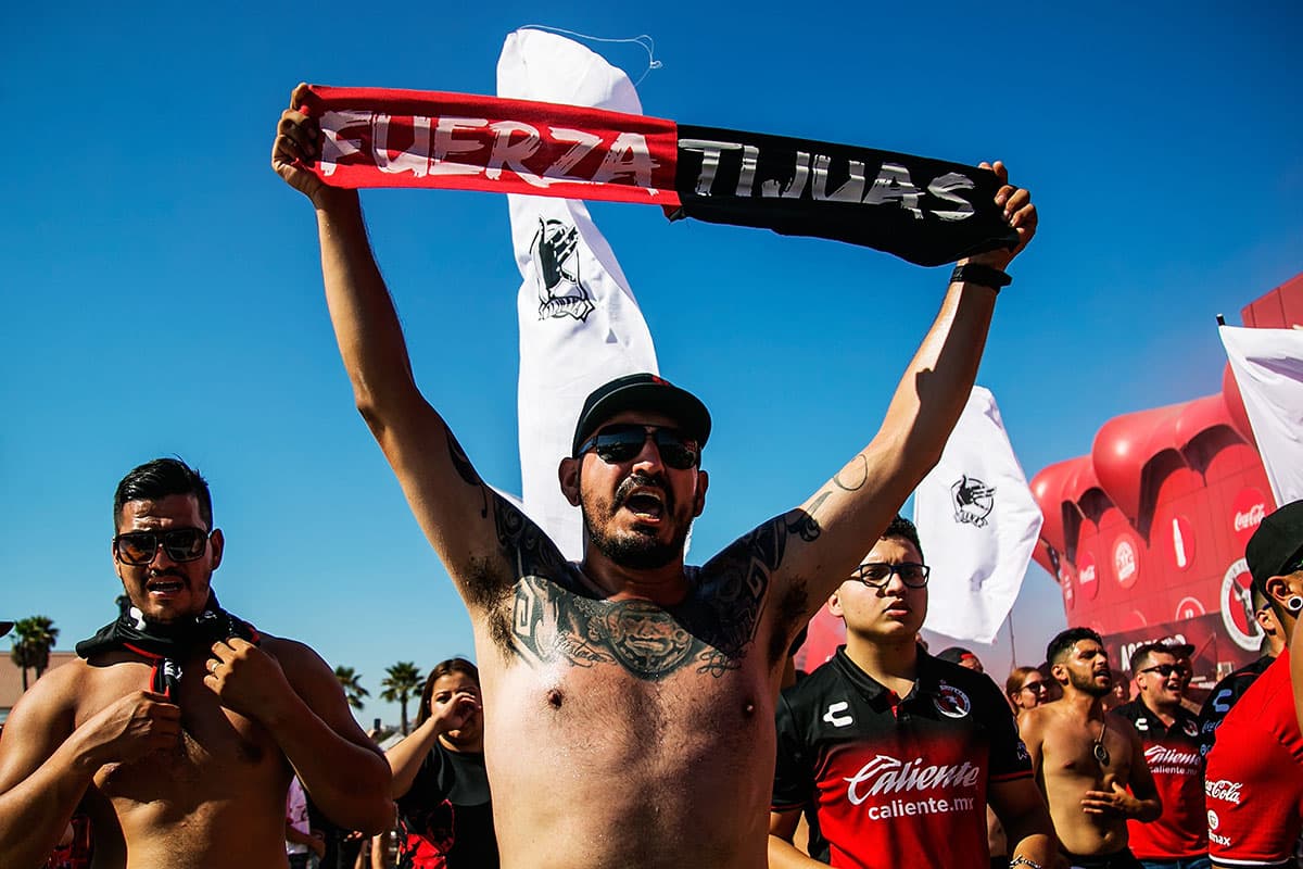 Fanáticos de Xolos de Tijuana en las afueras del Estadio Caliente, previo al juego contra León por la jornada 3 del Apertura 2018.