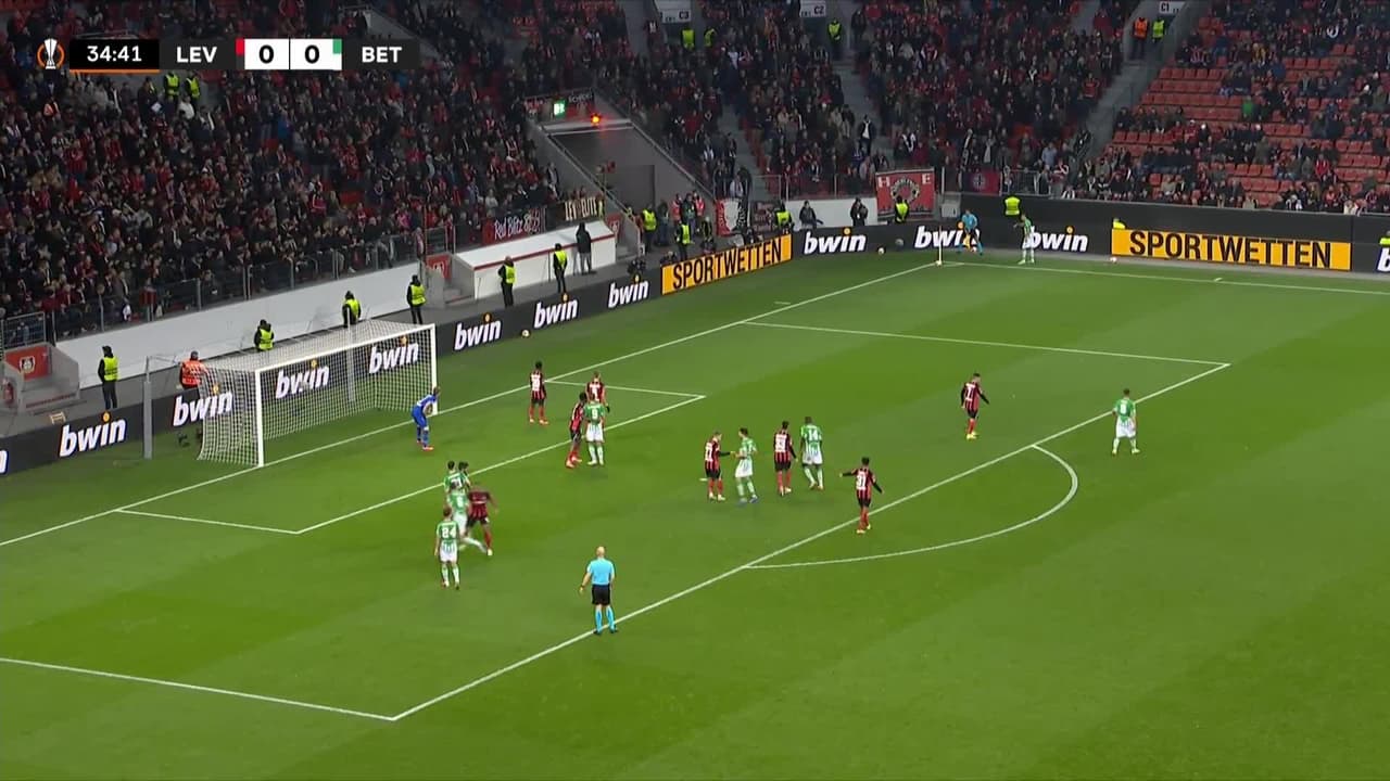 ¡TIRO ATAJADO! disparo por Guido Rodríguez.