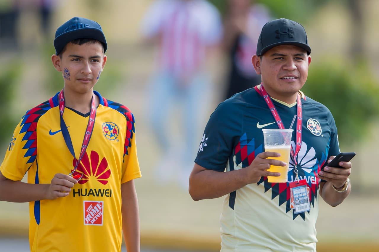 El Clásico Nacional entre las Chivas de Guadalajara y las Águilas del América en el Clausura 2018 de la Liga MX da muestras del colorido, respeto y buen ambiente entre dos rivales tradicionales en el fútbol mexicano.