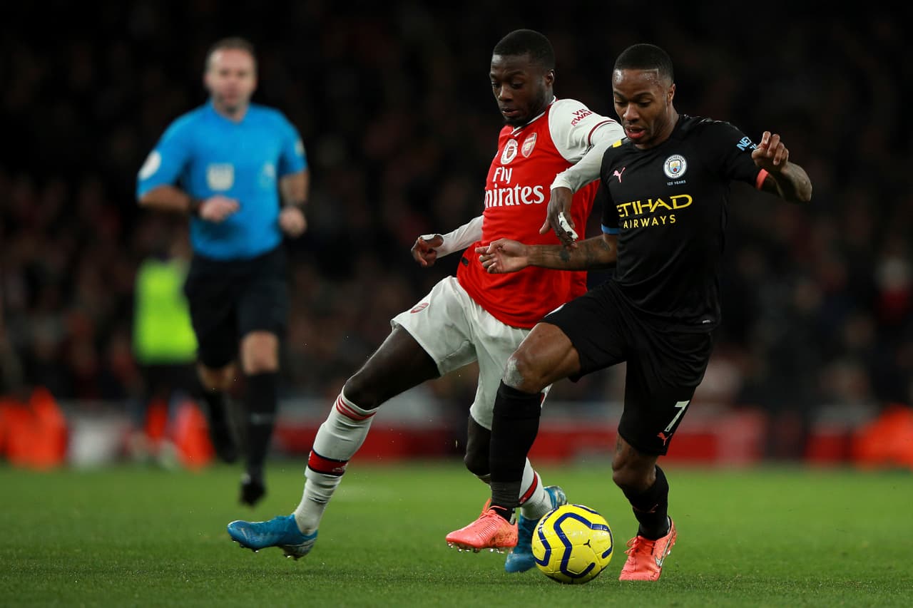 Raheem Sterling desborda por la banda pese a la marca pegajosa de la defensa del Arsenal.
