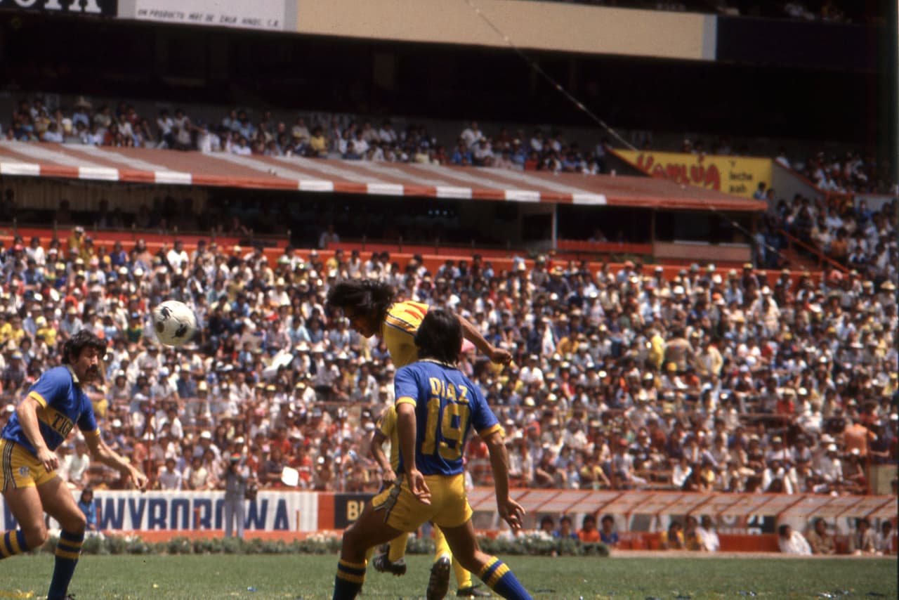 Era el último minuto de los tiempos extras, hubo una falta afuera del área visitante y el arbitro les hizo saber a los jugadores que esa sería la última jugada del partido, América con ese marcador perdería la Copa por diferencia de goles.