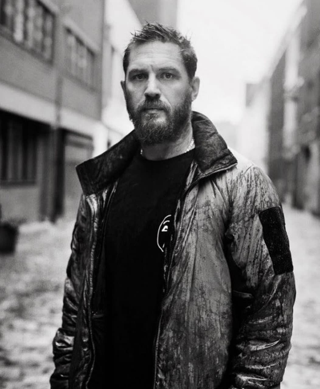 Hardy ha demostrado que tiene las cualidades exactas para poder personificar a Wolverine, nos tiene acostumbrados a verlo haciendo papeles de hombres rudos, fuertes y serios, pero que también tiene una gran profundidad emocional que los hace mucho más interesantes.
<br>