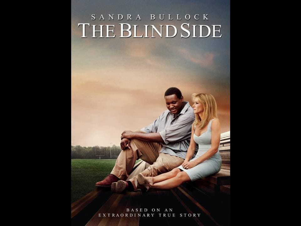 The Blind Side. Basada en hechos reales. Michael Oher, un joven afroamericano de escasos recursos es acogido por una familia blanca estadounidense. Es la historia de cómo Oher superó sus dificultades hasta llegar a la NFL.