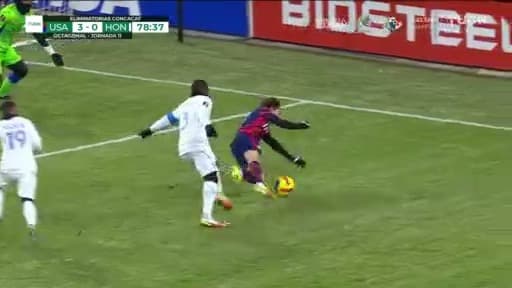 ¿Penal? Aaronson cae en el área y no marcan la pena máxima