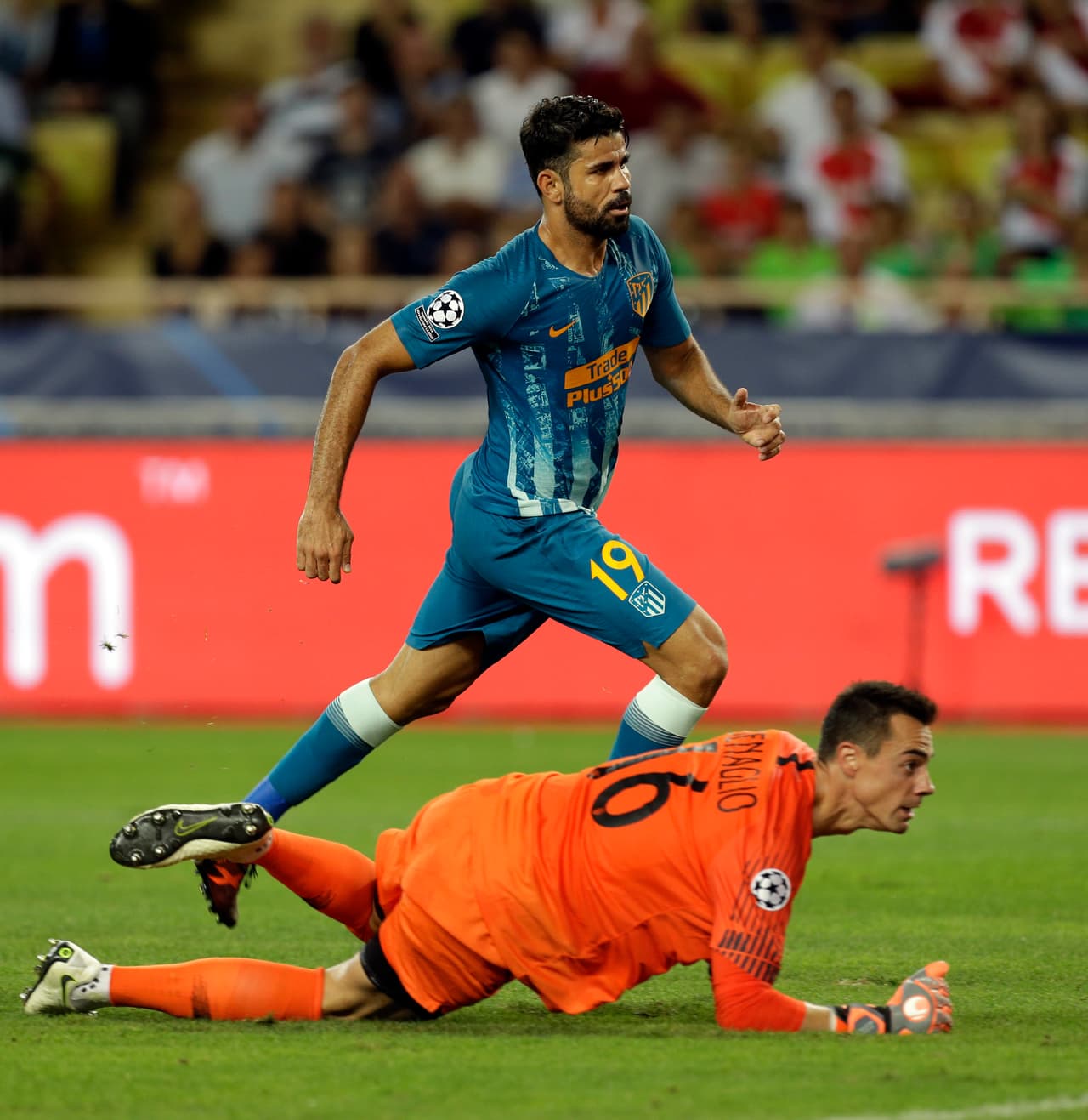 Y todos esos esfuerzos pagaron dividendos a los 31 minutos cuando el delantero Diego Costa quedó en un mano a mano con el portero Diego Benaglio para igualar los cartones 1-1.