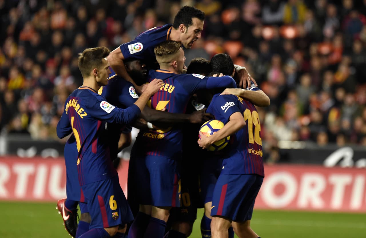 Barcelona logró rescatar el empate de su visita a Mestalla a pesar de que un gol legítimo les fue anulado en la primera mitad.