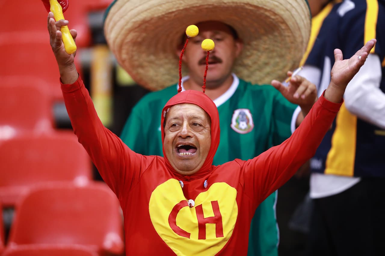 Y es que si hay algo más típico que el sombrero mexicano en los estadios del mundo es algún ver algún disfraz del Chapulín Colorado que alienta por la selección mexicana.