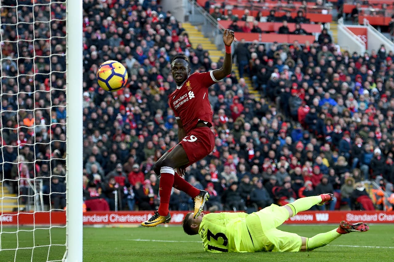 El senegalés Sadio Mané cerrró el partido al minuto 32 del segundo tiempo con el 4-1 para Liverpool. Ni siquiera sirvió la entrada de 'Chicharito' Hernández al minuto 37 para cambiar el marcador.