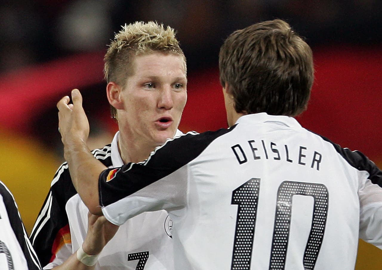 Otro joven prometedor compañero suyo era el volante Bastian Schweinsteiger.