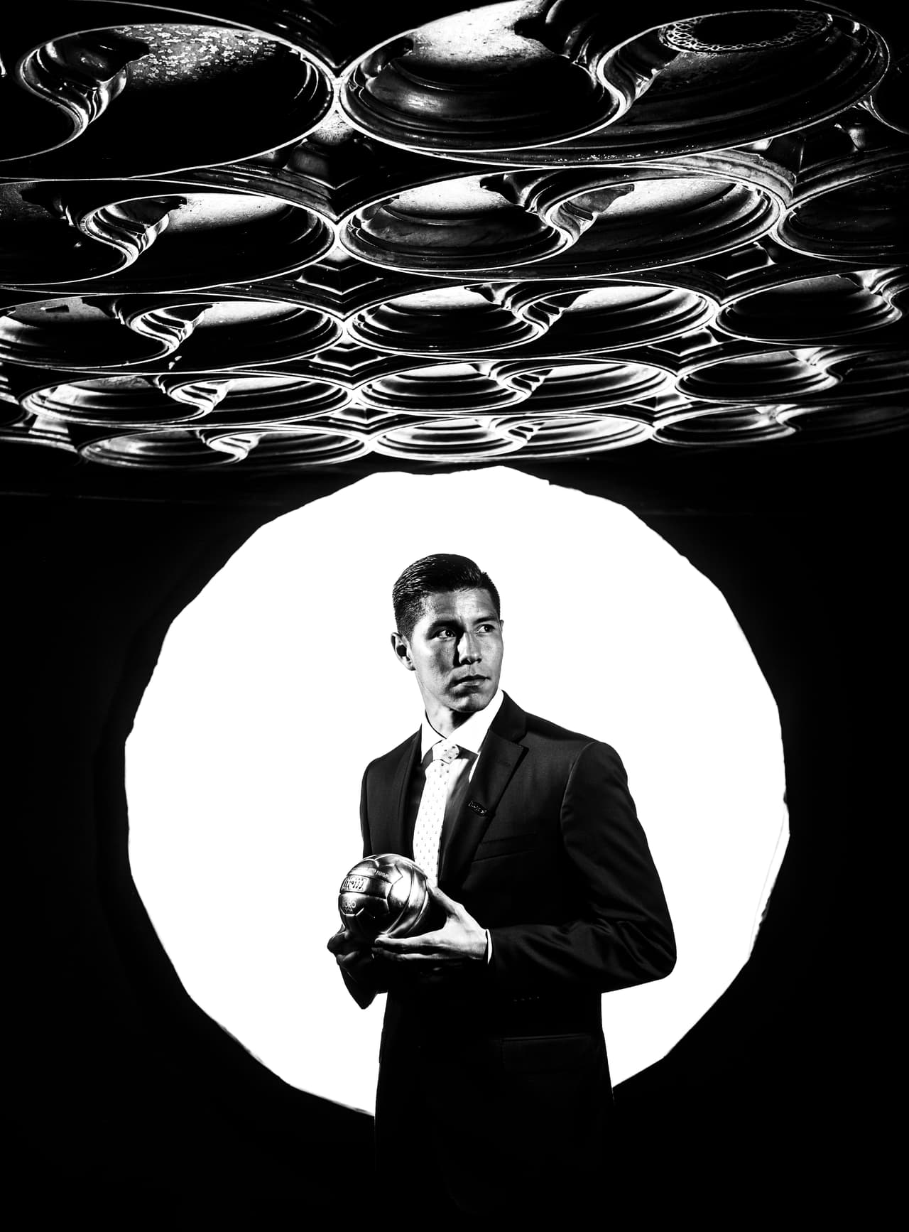 Un buen trabajo del zaguero de los felinos deriva en esta imagen.