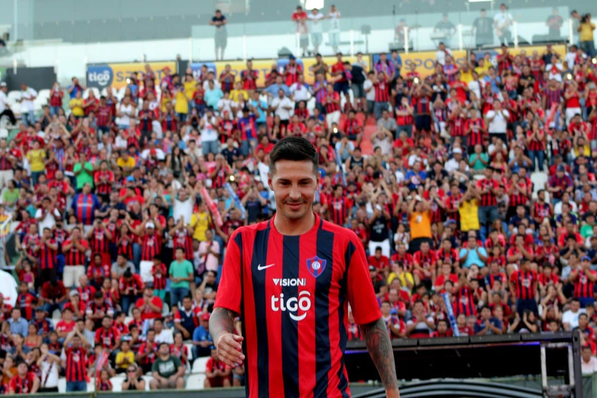 Jonathan Fabbro nació en Buenos Aires, Argentina, pero se nacionalizó paraguayo.