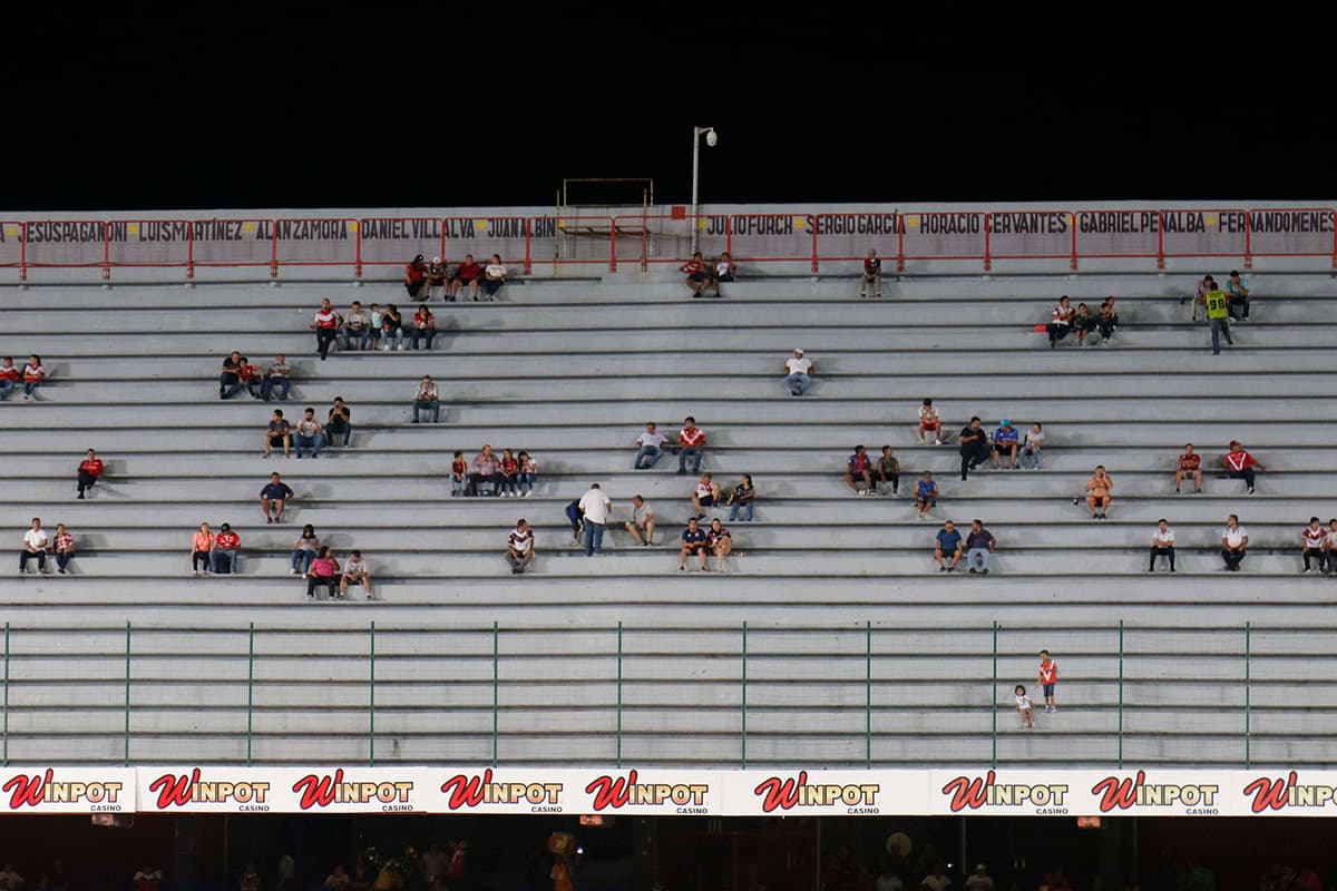 El público no asistió en gran número al Estadio Luis Pirata Fuente, pero parte de la afición de Veracruz protestó en las afueras del estadio por la situación del equipo.