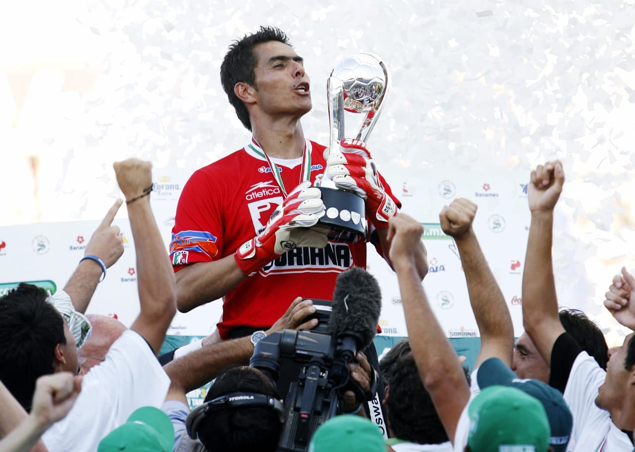 <b>Oswaldo Sánchez.</b> Llegó al Santos Laguna para ser campeón y volverse ídolo de la afición.