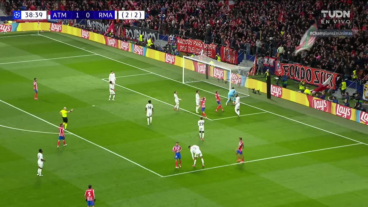 ¡TIRO ATAJADO! disparo por Julián Alvarez.