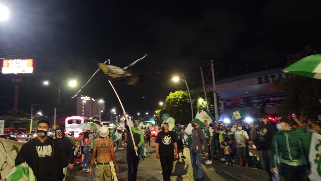 Así se vive la previa de la Semifinal de vuelta León vs Chivas | Los aficionados del conjunto esmeralda dejaron de lado los protocolos sanitarios para apoyar en el Estadio de León.