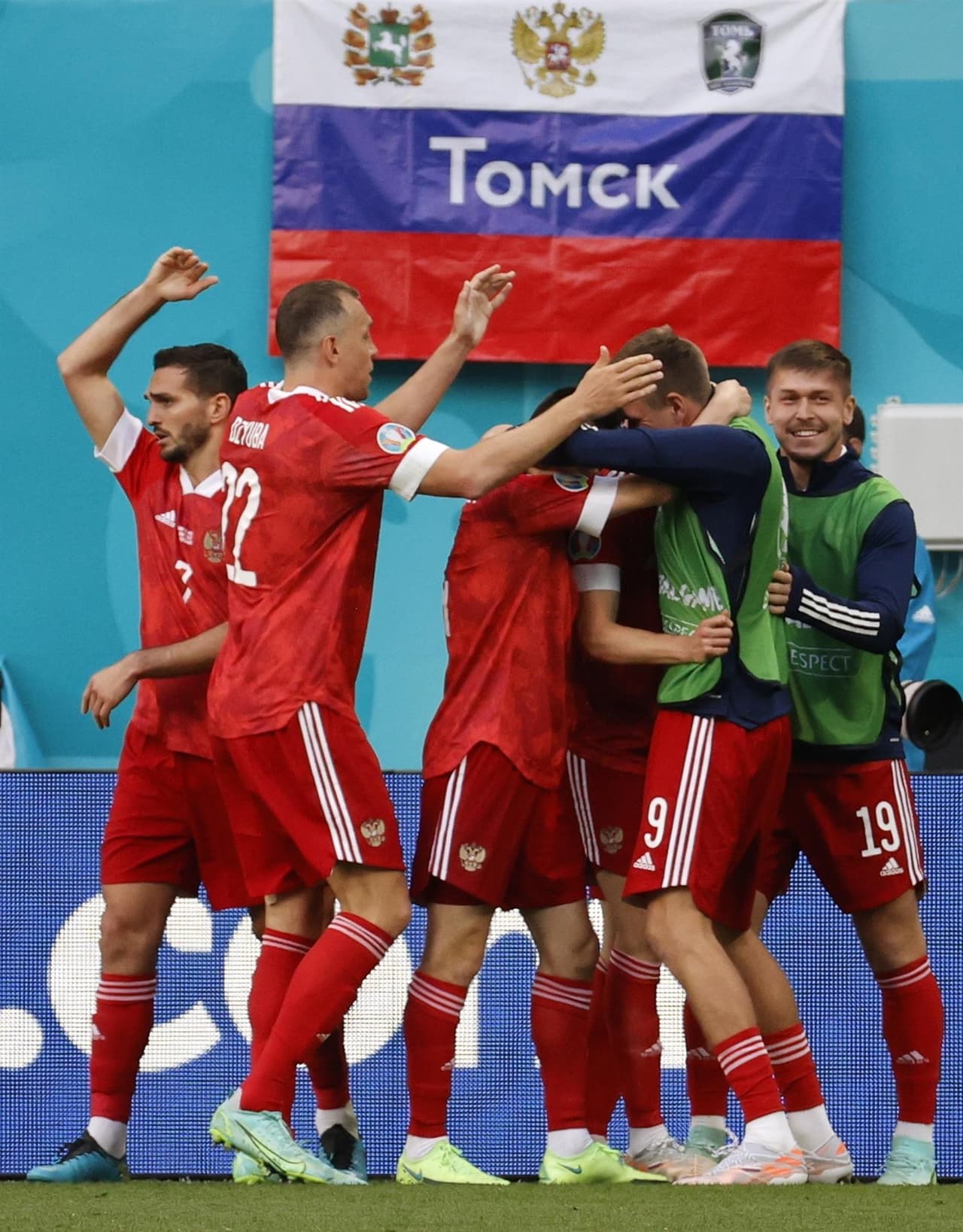 Rusia consigue su primera victoria tras derrotar 1-0 a Finlandia durante la segunda jornada del Grupo B en la Euro 2020. Parecía que los visitantes ponían el primer gol del encuentro pero, tras revisión del VAR, se anulaba la anotación. Ya al filo de la primera mitad, Aleksei Miranchuck anotó el tanto que le dio la victoria a los rusos en San Petersburgo.