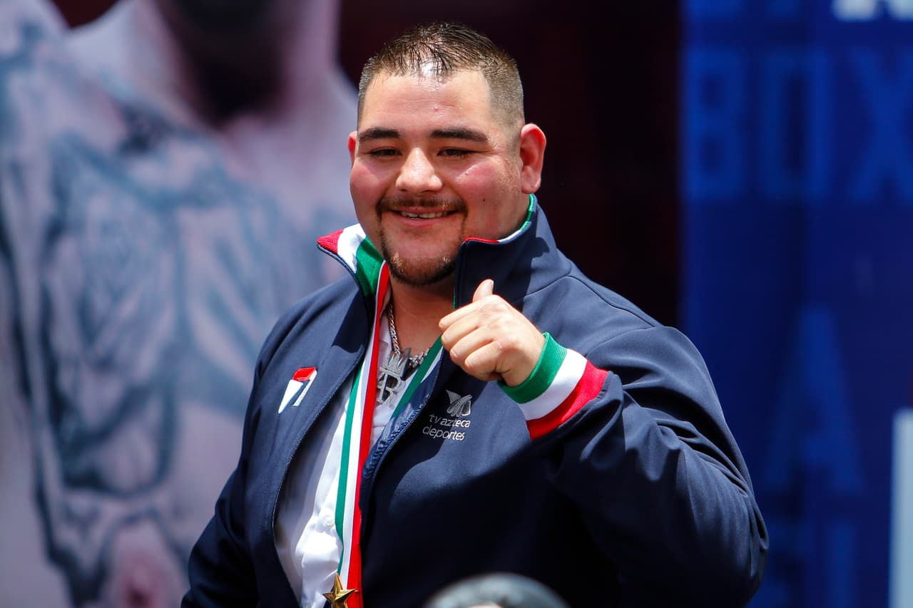“No fue fácil, tenía que hacer lo mejor posible para ganar la pelea y para ser el primer mexicano campeón del mundo en completos y estoy emocionado y feliz de que hicimos historia”, dijo Ruiz en una conferencia de prensa. “Para todos los que piensan que no se puede, mírenme, soy un gordito y pensaban que no era posible pero sí lo es entrenando duro y soñando, y pidiéndole ayuda a Dios todo se puede”.