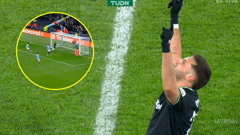 Efecto Santi Giménez: Entró, generó un gol y anotó otro vs. Manchester City