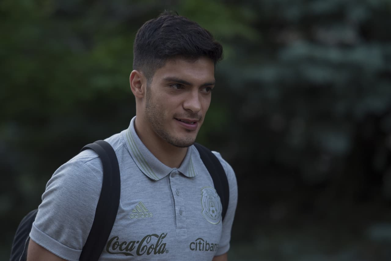 Los integrantes de la Selección Mexicana de Fútbol y su cuerpo técnico arribaron a la ciudad de Denver, Colorado, donde este miércoles entrante sostendrán su segundo duelo de la Copa Oro 2019 ante la representación de Canadá en Invesco Field, la casa de los Denver Broncos. Una gran cantidad de aficionados esperaron largo rato para ver el arribo de los jugadores del Tricolor y pedirles la foto o el autógrafo, y manifestarles el apoyo de cara a su siguiente compromiso del torneo.