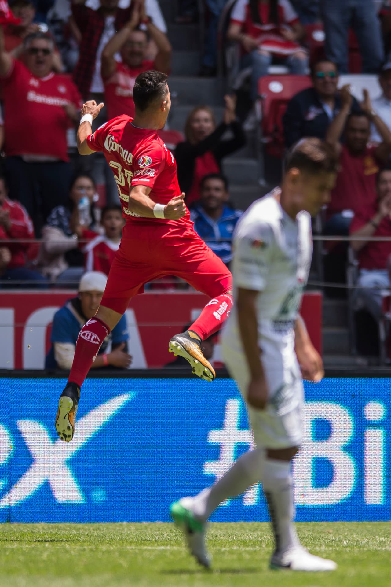 Un doblete de Fernando Uribe le aseguró a los Diablos Rojos del Toluca su primer triunfo en el Apertura 2017.