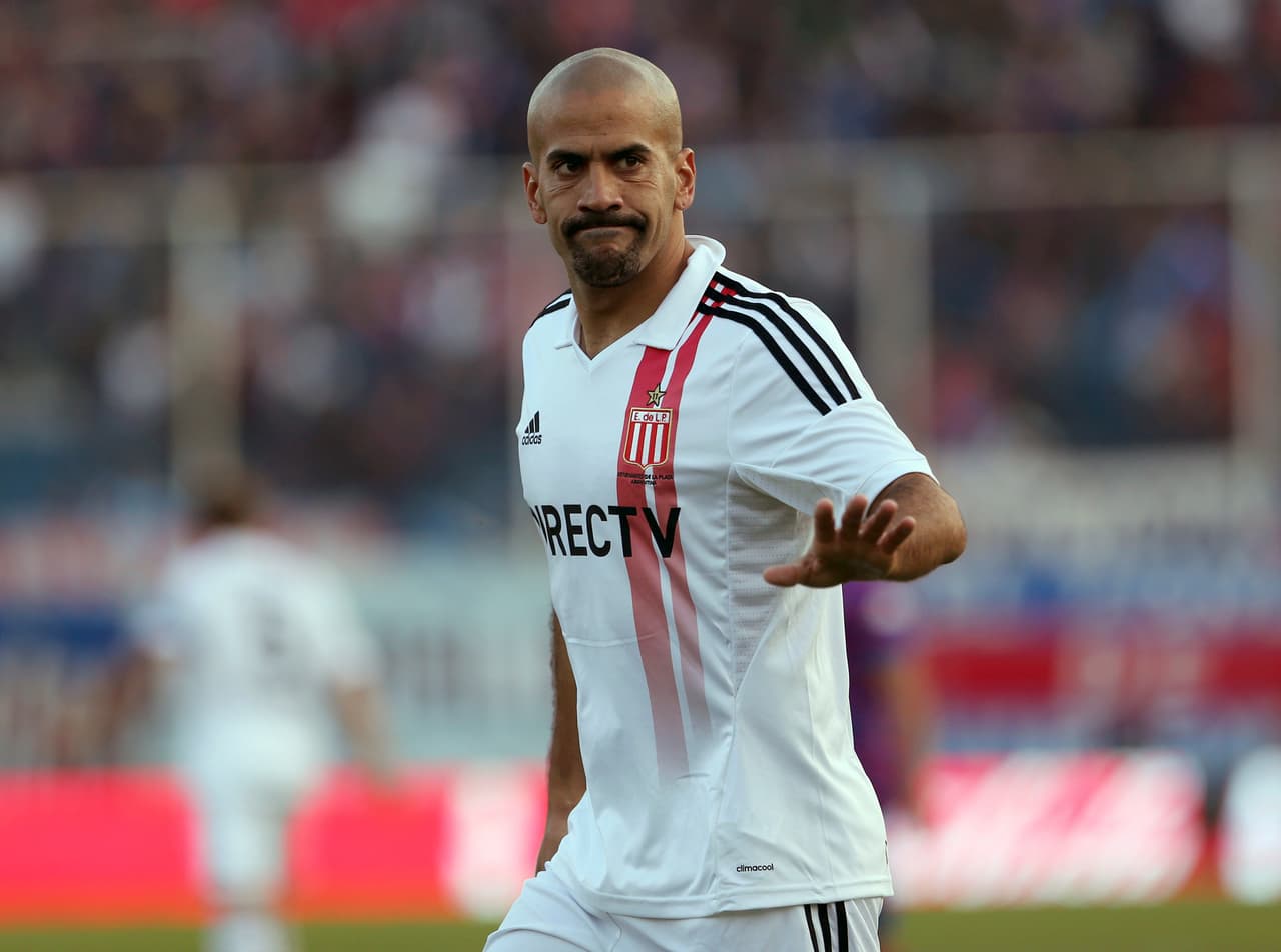El argentino Juan Sebastián Verón se unirá a la lista de jugadores con mayor edad que han estado en competencia a nivel mundial. 'La Brujita', presidente de Estudiantes de la Plata, será a sus 41 años de edad uno de los refuerzos del equipo en la Copa Libertadores.