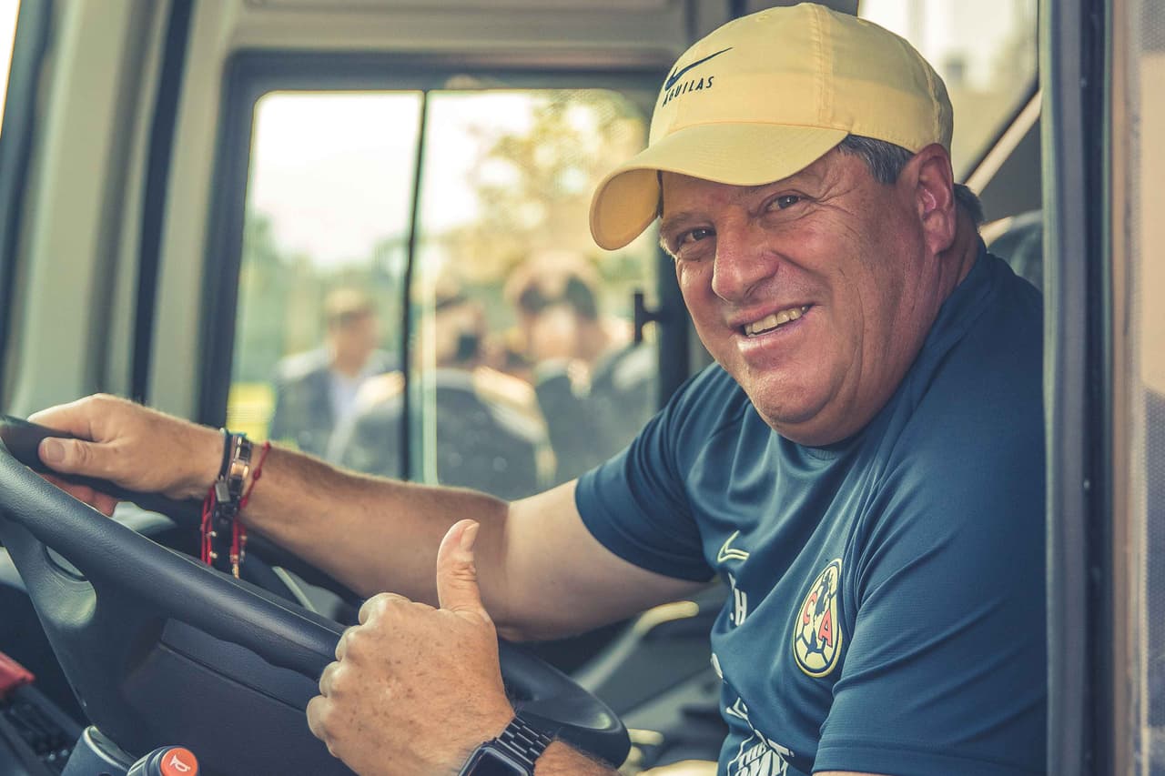 Con la presencia del todo el cuadro del primer equipo del América, se presentó el nuevo transporte del equipo.