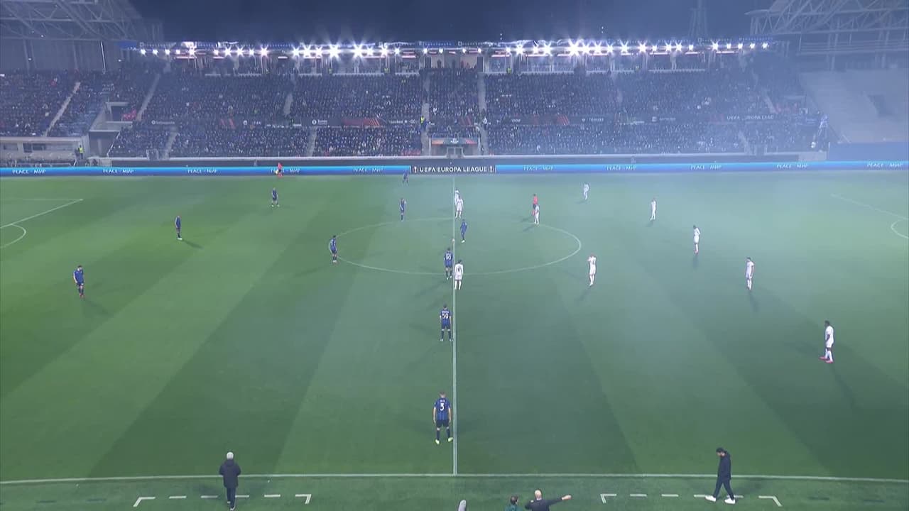 Arranca el partido y la pelota está en juego.