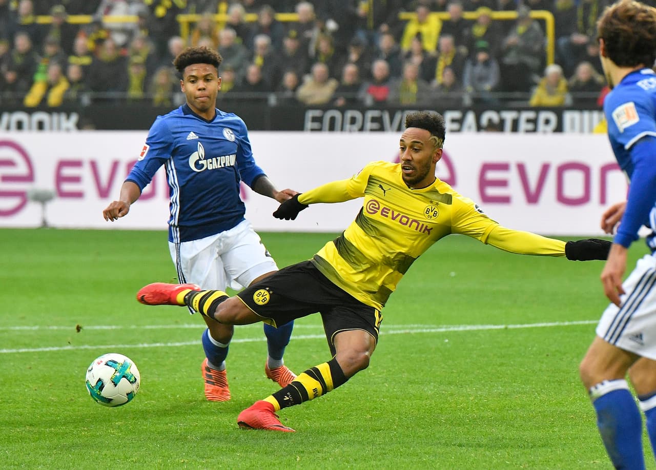 El gabonés agarró el balón, a pase de Marco Reus, no la soltó nunca y cruzó el balón con fuerza y colocación hasta el fondo de la red.