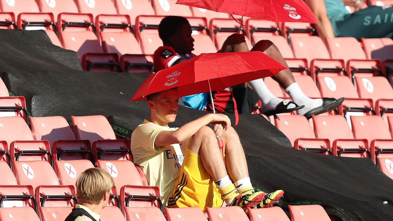 Arsenal 'agradece' gesto de Özil dejándolo fuera de Europa League