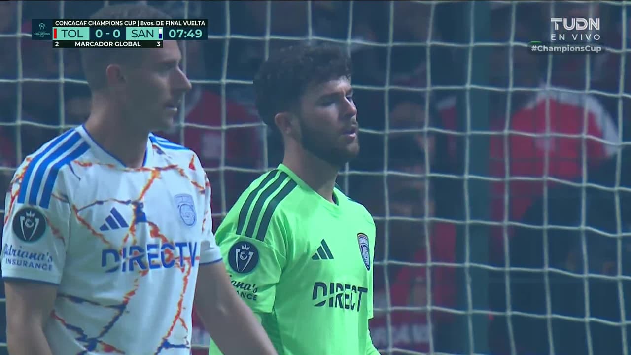 ¡TIRO ATAJADO! disparo por Federico Pereira.