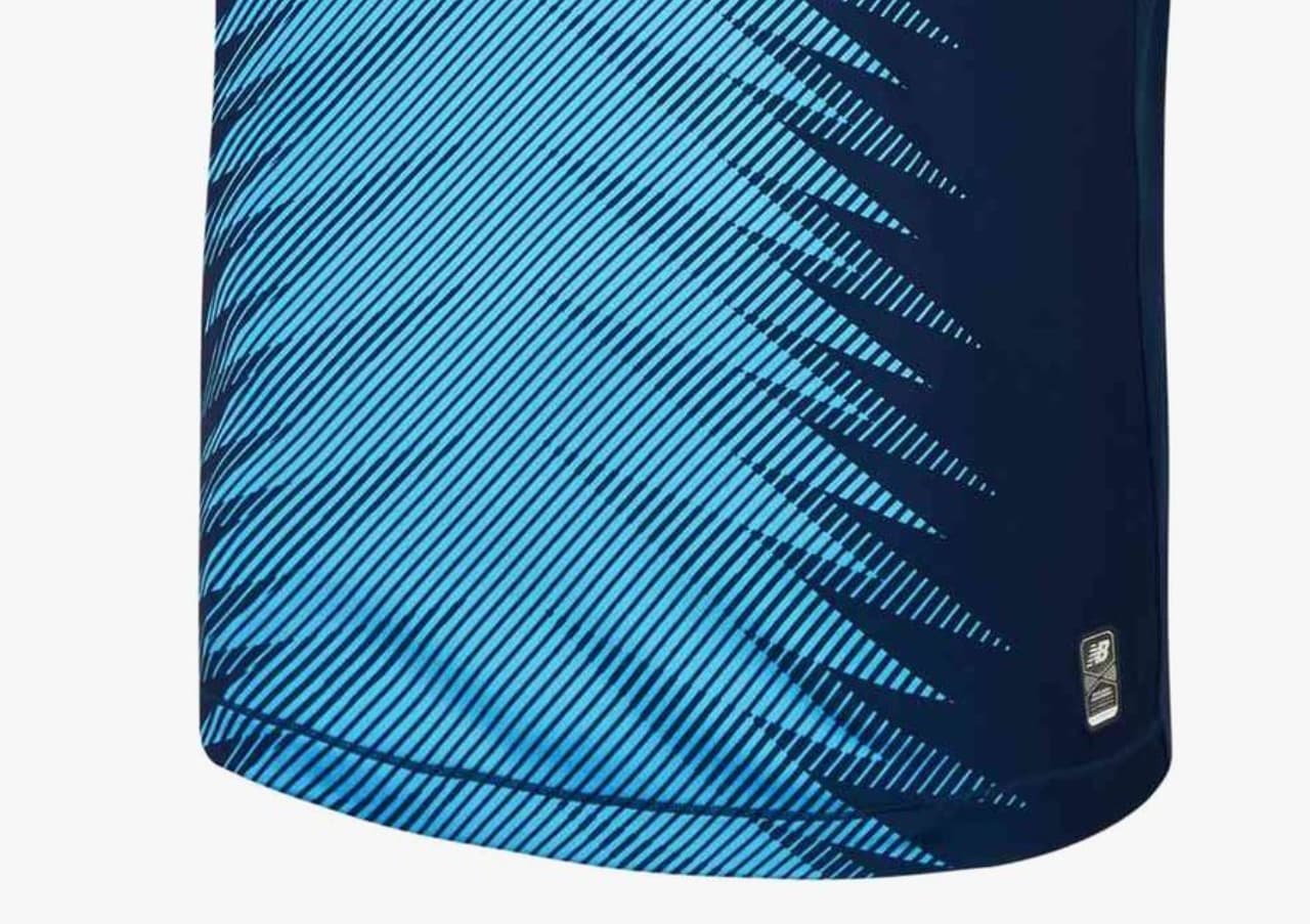 Ya está lista. El F.C. Porto anunció su tercera playera para la nueva temporada la cual destaca por su color azul oscuro y unos patrones en el pecho que recuerdan la textura del mítico dragón, emblema del club, en tonos más claros. Tecatito y compañía lucirán esta prenda buscando ganar la Liga, las Taças y pelear la Champions.